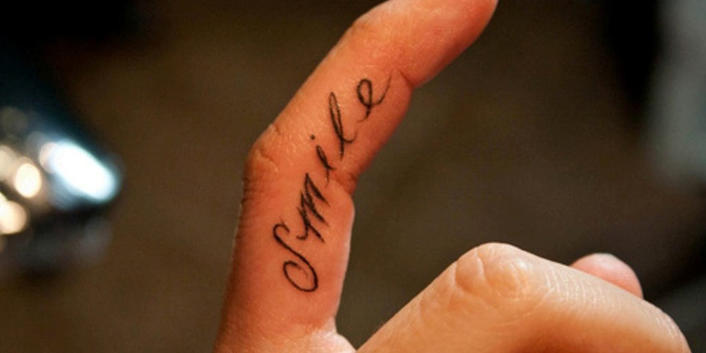 تاتو نوشته روی انگشت دست