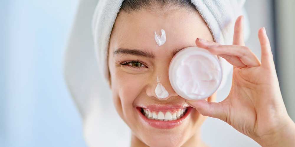 پاکسازی پوست در سالن آرایشی چگونه است