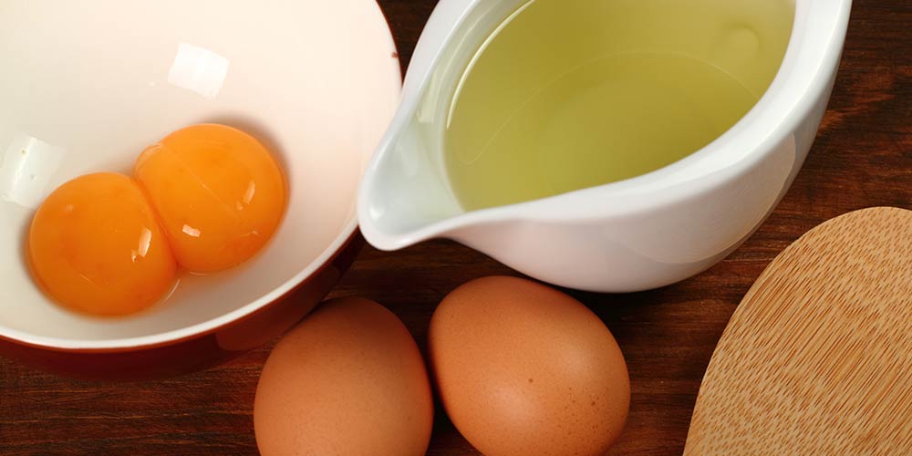 ماسک پروتئین درمانی مو با مواد طبیعی مانند تخم مرغ و ماست