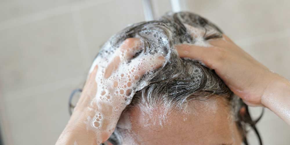 شستن موها قبل از روغن تراپی