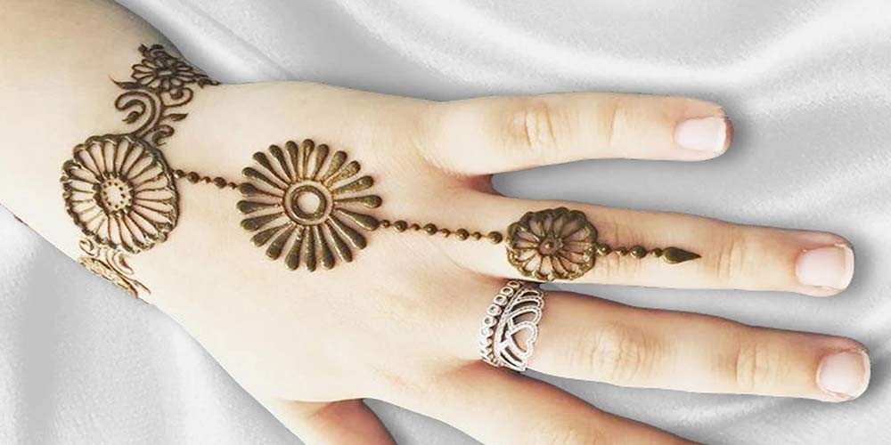 طراحی دستبند با حنا - مدل حنا فانتزی روی دست دخترانه