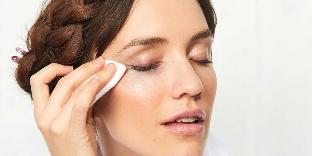 استفاده از میسلار واتر برای تمیز کردن آرایش چشم