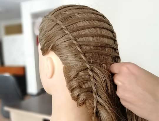 آموزش بافت مو دخترانه در آموزشگاهی مجهز
