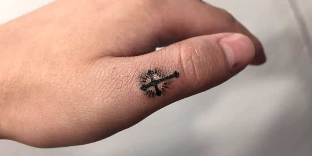 تصویر تاتو کوچک روی انگشت شست