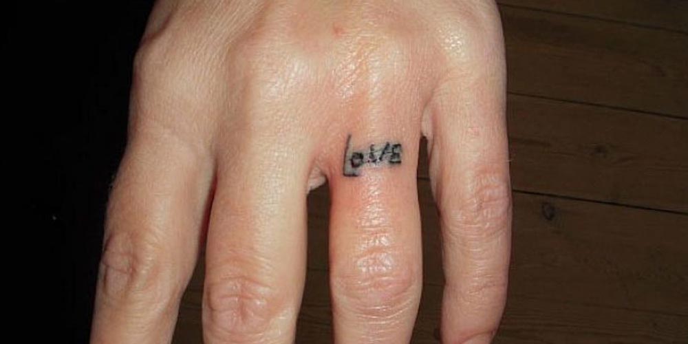 تاتو نوشته روی انگشت