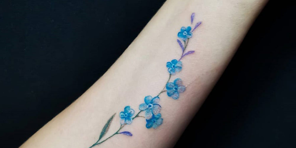 تتو شاخه گل آبی