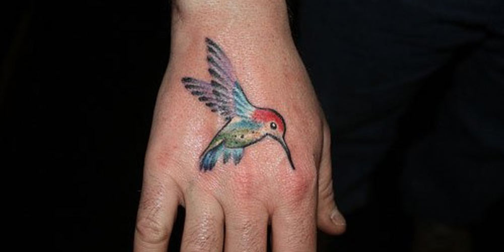 تاتو پرنده رنگی روی دست