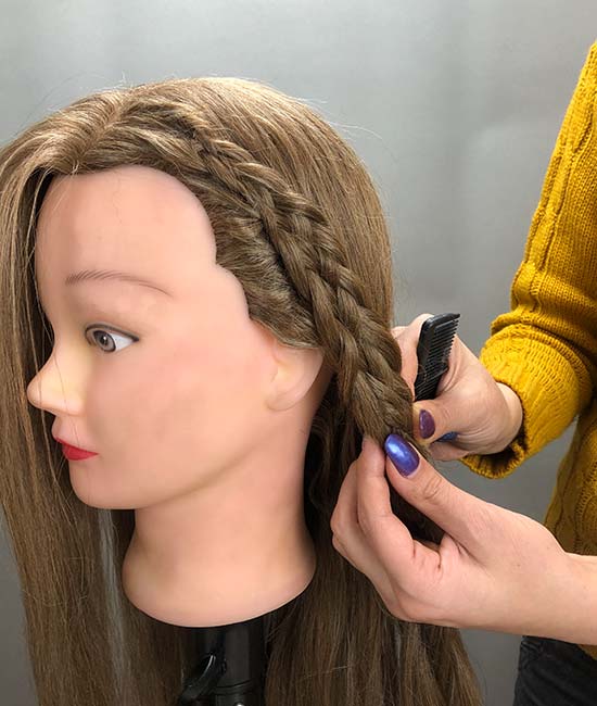 آموزش بافت مو زنانه در آموزشگاه رز سرخ
