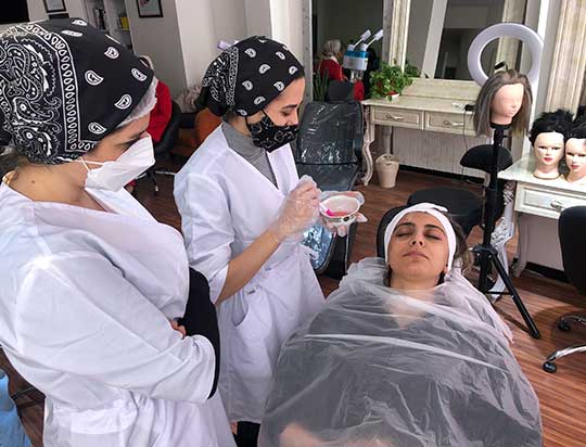 عکس پاکسازی پوست در آموزشگاه آرایشگری زنانه