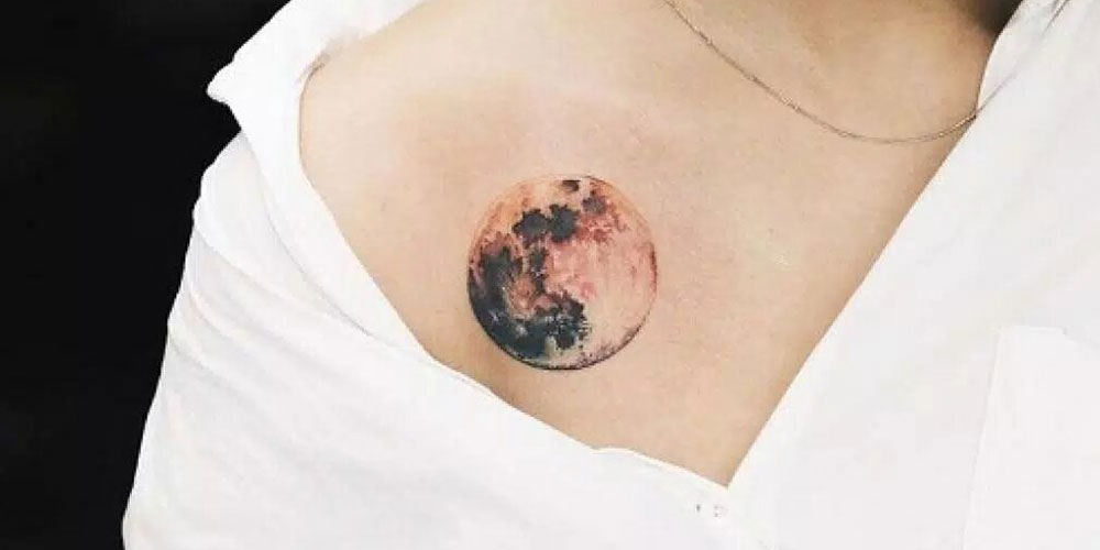 تتو ماه رنگی روی سینه