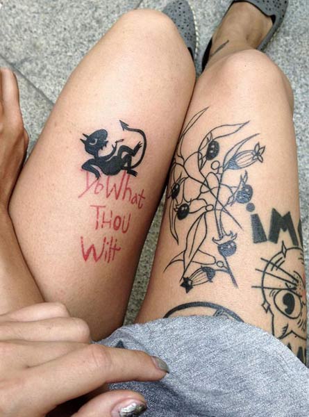 طرح تاتو نوشته روی ران پا زنانه