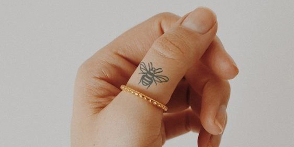 تاتو زنبور روی دست