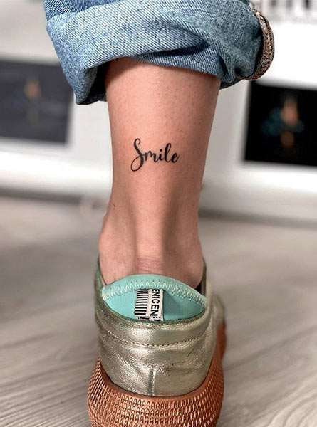 طراحی تاتو کلمه روی مچ پا
