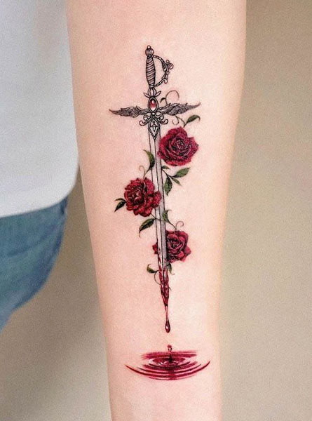 تاتو گل رز و شمشیر معنی تتو گل روی سینه
