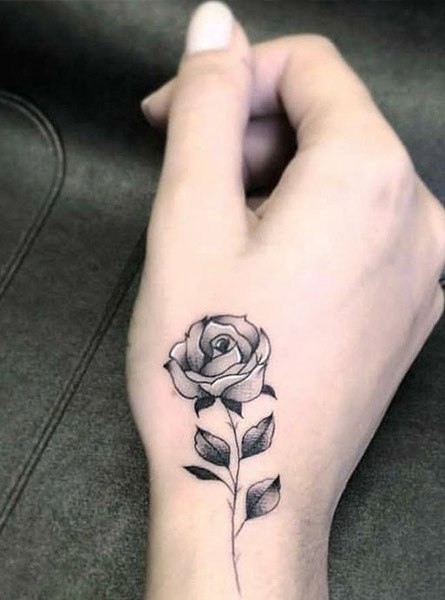 تاتو گل رز سیاه و سفید